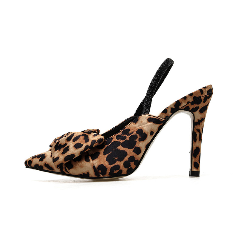 Modern női cipő állatmintával és szalaggal