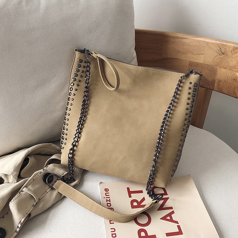 Modern női táska fém elemekkel, négy színben