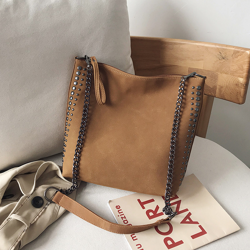 Modern női táska fém elemekkel, négy színben