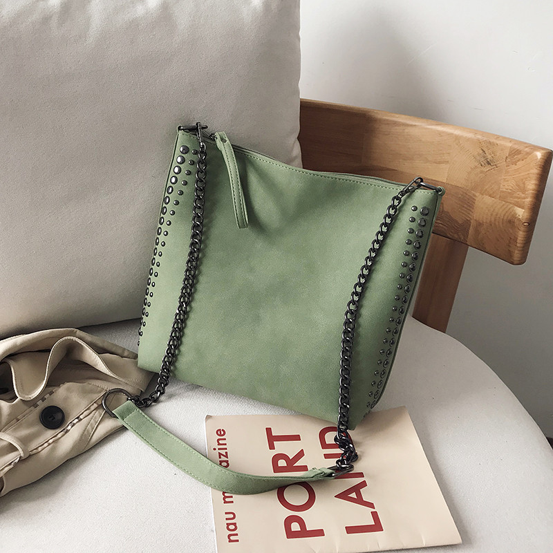 Modern női táska fém elemekkel, négy színben