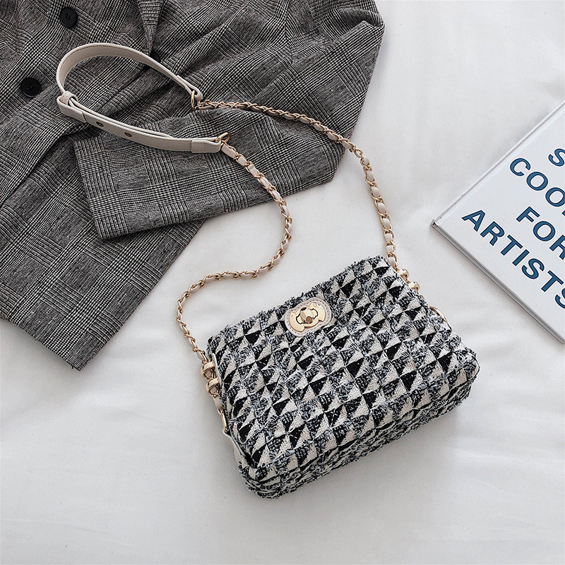 Stílusos kézitáska lánccal több színben