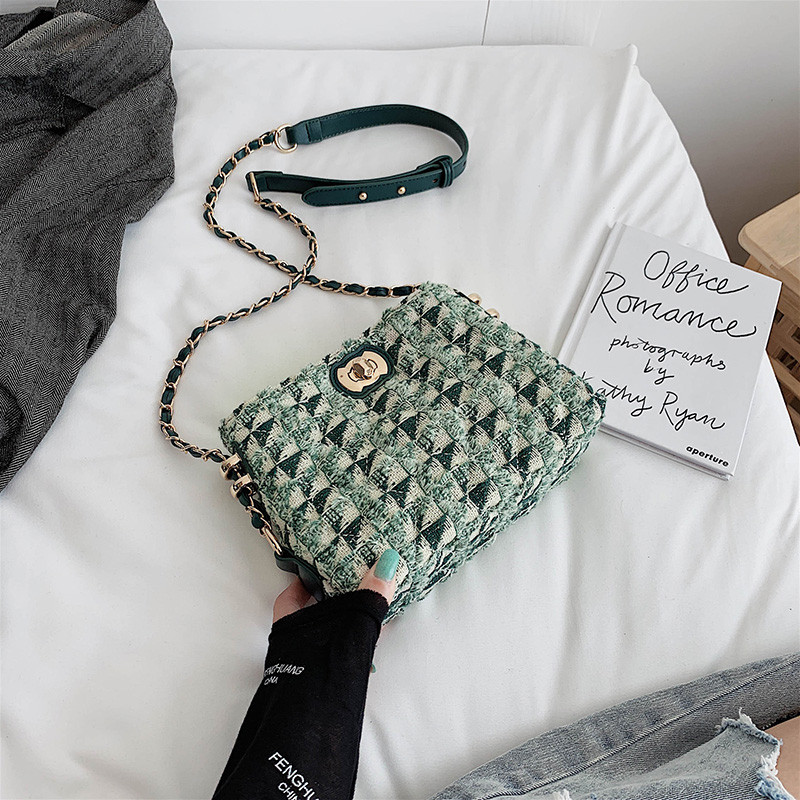 Stílusos kézitáska lánccal több színben