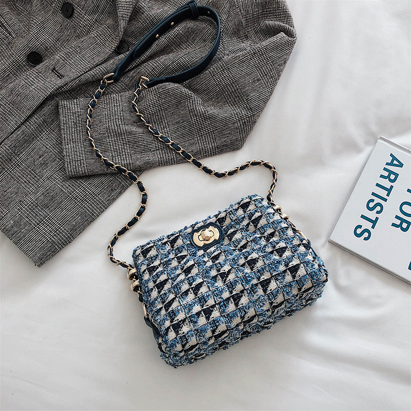 Stílusos kézitáska lánccal több színben