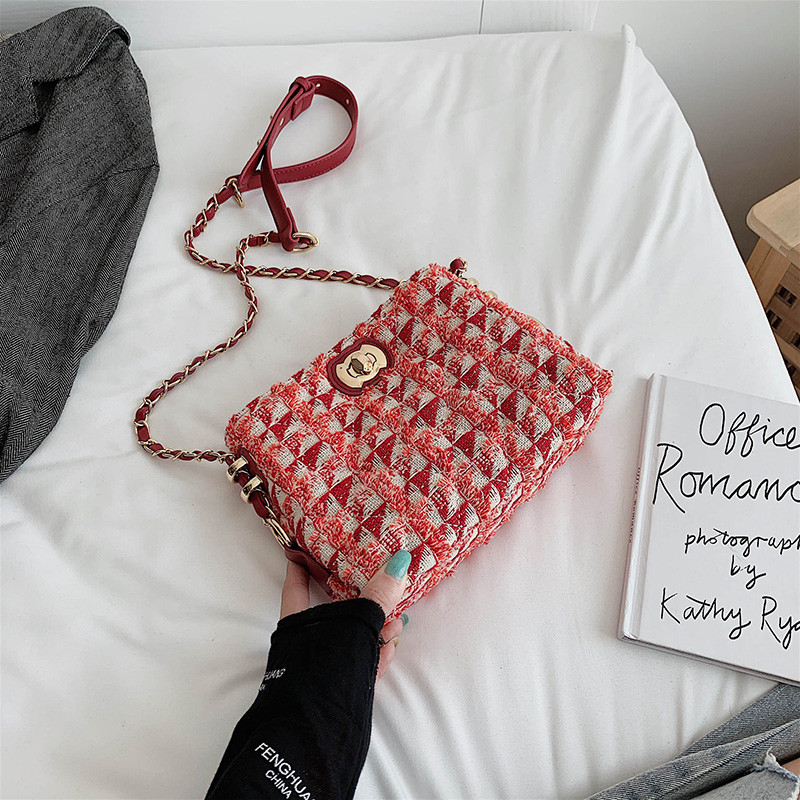 Stílusos kézitáska lánccal több színben