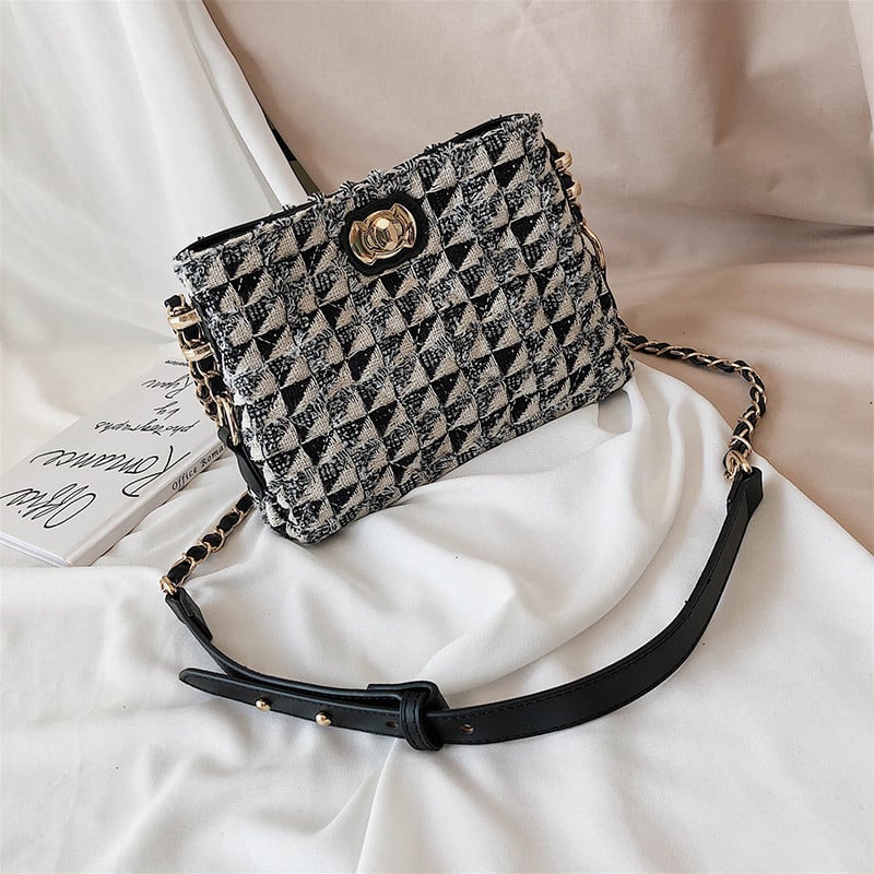 Stílusos kézitáska lánccal több színben