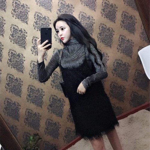 Elegáns női ruha vékony pántokkal és rojtokkal