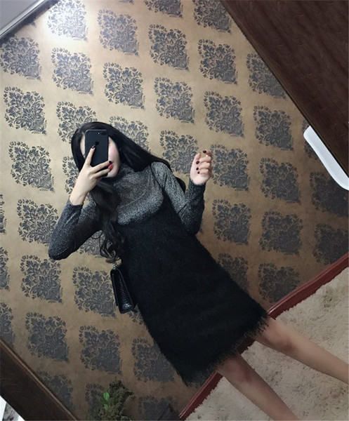 Elegáns női ruha vékony pántokkal és rojtokkal