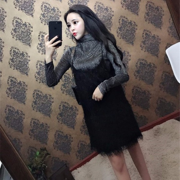 Elegáns női ruha vékony pántokkal és rojtokkal