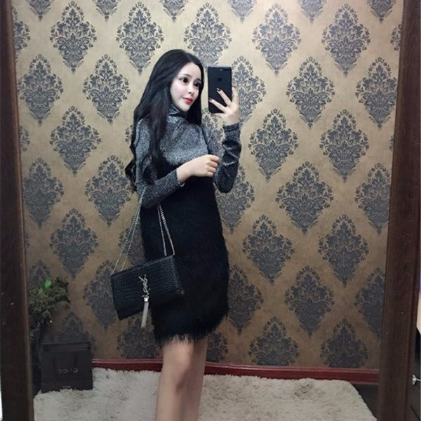 Elegáns női ruha vékony pántokkal és rojtokkal