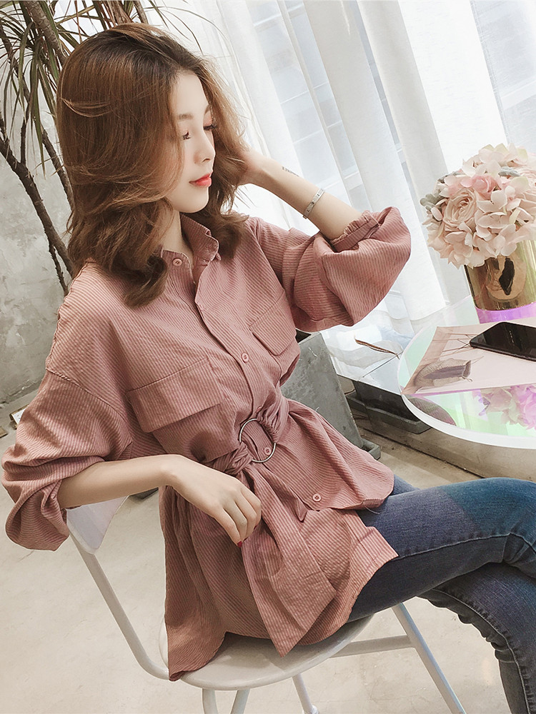 Aszimmetrikus női ingmodell, derekán övvel, zöld és rózsaszín színben