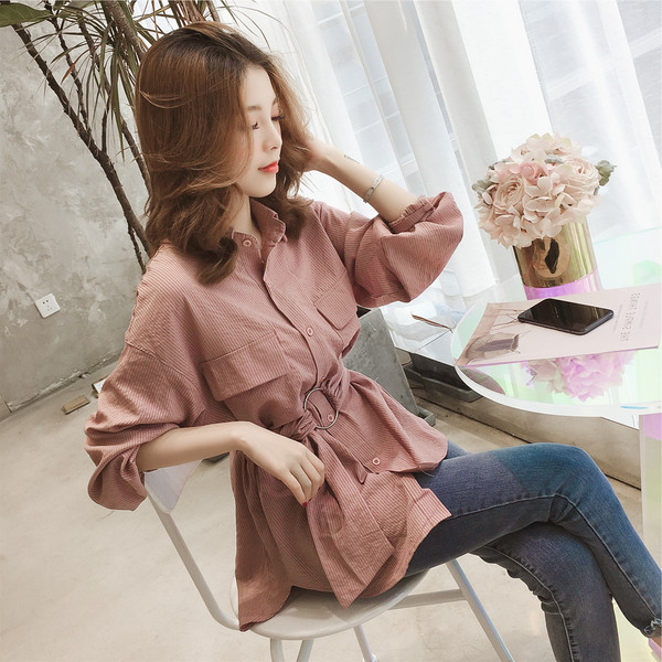 Aszimmetrikus női ingmodell, derekán övvel, zöld és rózsaszín színben