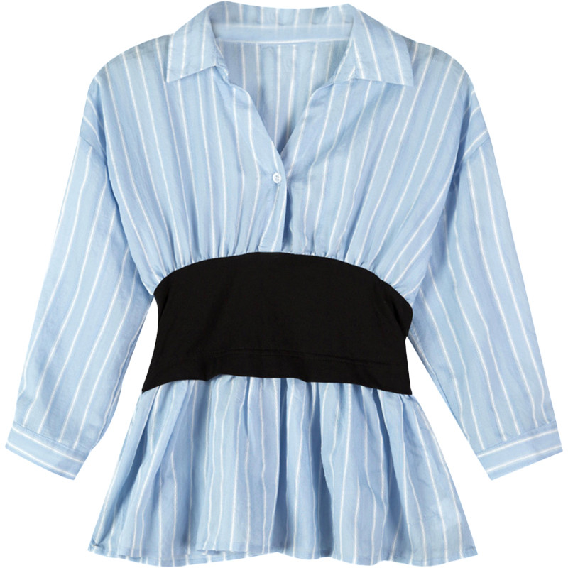 Női csíkos ing, derekán övvel