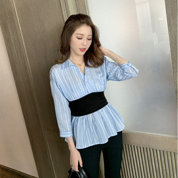 Női csíkos ing, derekán övvel