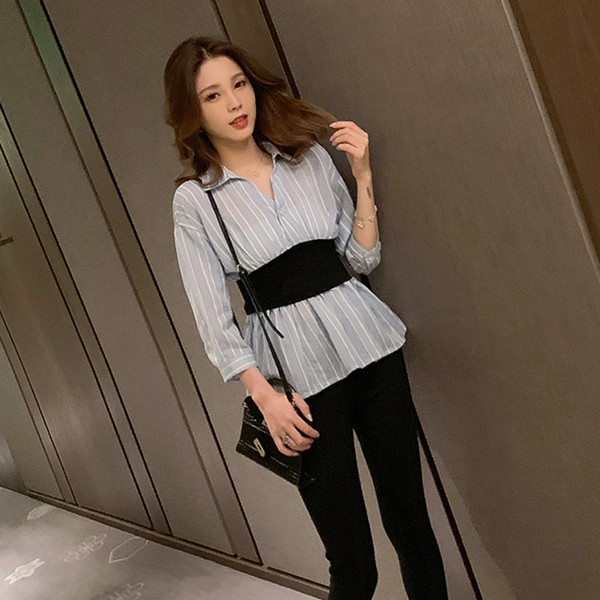 Női csíkos ing, derekán övvel