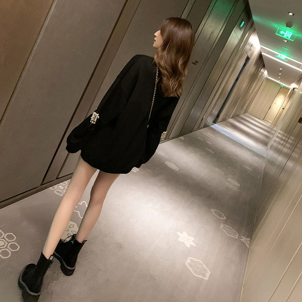 Bluza de dama actuala cu elemente metalice in negru