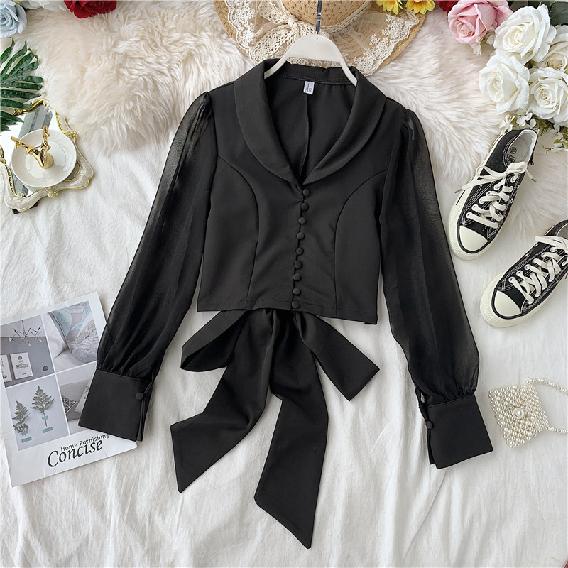 Stílusos női ing fekete-fehér nyakkendővel