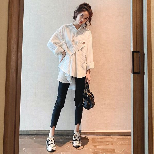 Modern női ing aszimmetrikus fekete-fehér modell