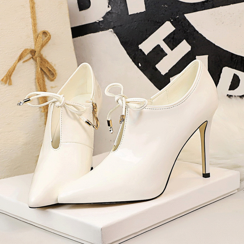 Μοντέρνα γυναικεία παπούτσια με οικολογικό δέρμα  με κοιρδάονια