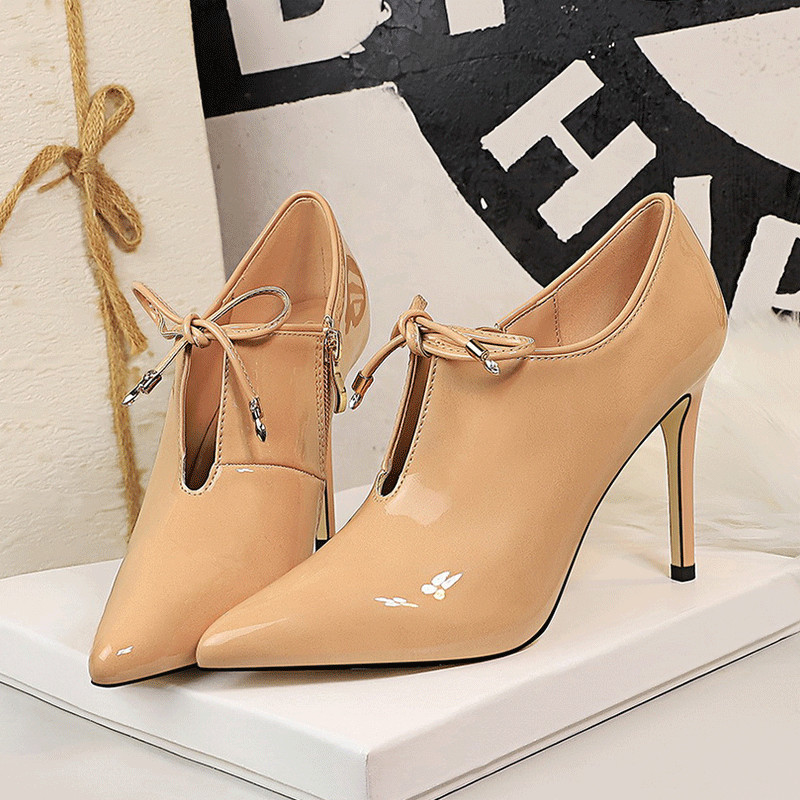 Μοντέρνα γυναικεία παπούτσια με οικολογικό δέρμα  με κοιρδάονια