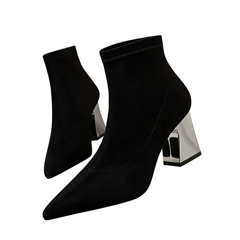 Fekete színű modern női csizma vastag sarokkal