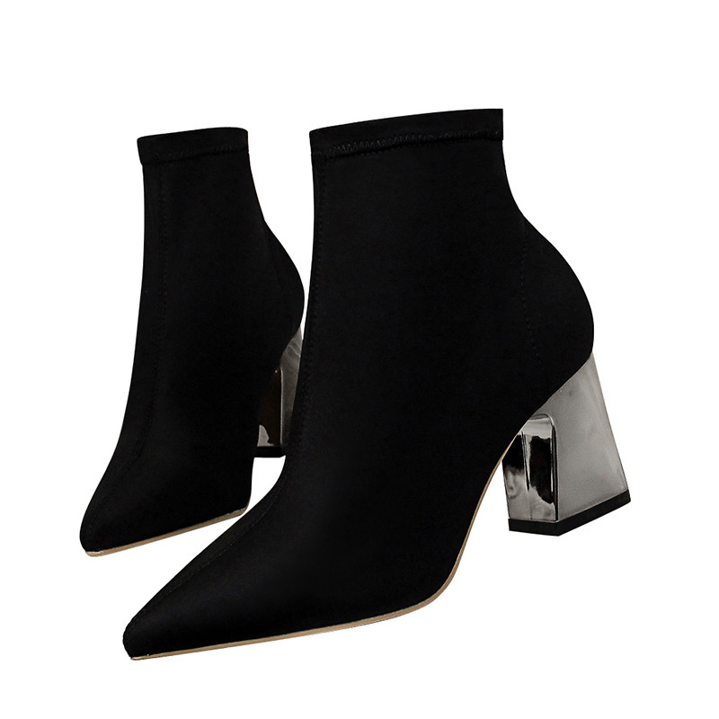 Fekete színű modern női csizma vastag sarokkal