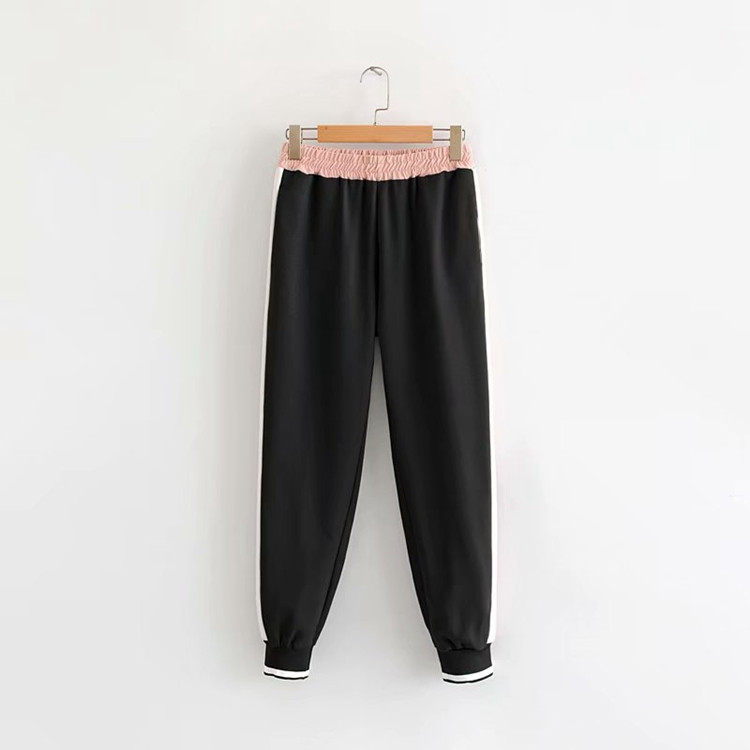 Női sportnadrág gumírozott derékkal és oldalszegéllyel fekete színben