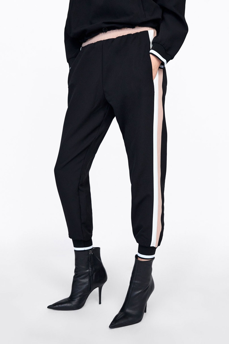 Дамски спортен панталон с ластична талия и страничен кант в черен цвят