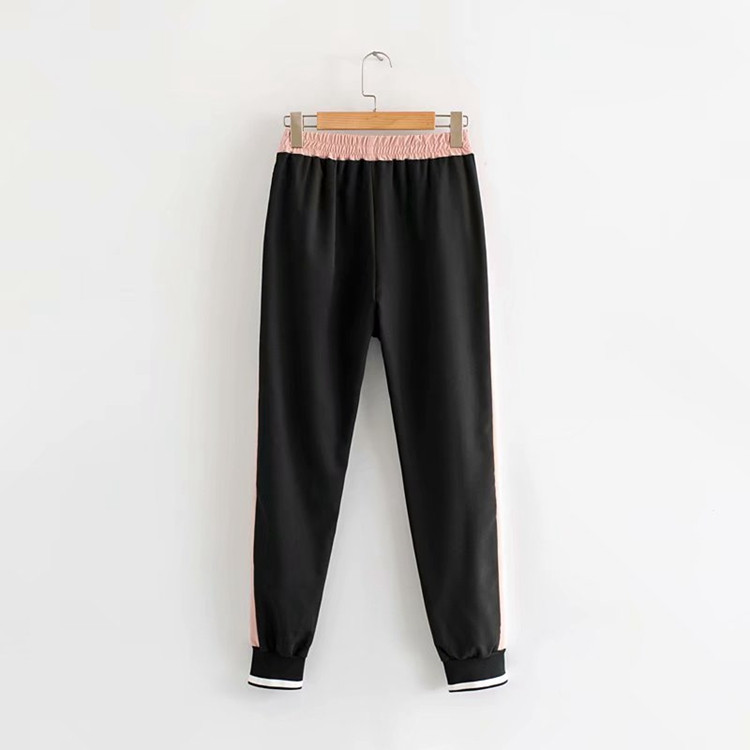 Női sportnadrág gumírozott derékkal és oldalszegéllyel fekete színben