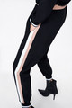 Дамски спортен панталон с ластична талия и страничен кант в черен цвят