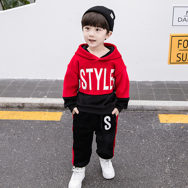 Új modell sport gyerek szett fiúknak piros és lila színben