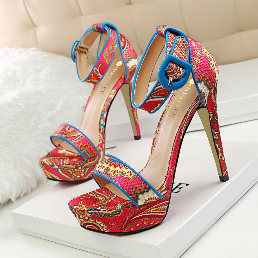 Μοντέρνα γυναικεία σανδάλια με ψηλό τακούνι με πολύχρωμο μοτίβο σε διάφορα χρώματα