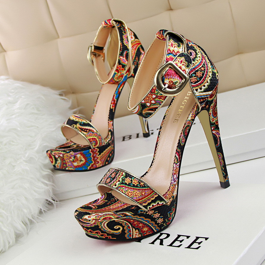 Μοντέρνα γυναικεία σανδάλια με ψηλό τακούνι με πολύχρωμο μοτίβο σε διάφορα χρώματα