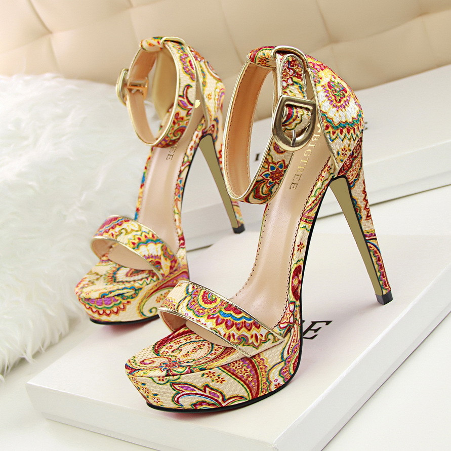 Μοντέρνα γυναικεία σανδάλια με ψηλό τακούνι με πολύχρωμο μοτίβο σε διάφορα χρώματα