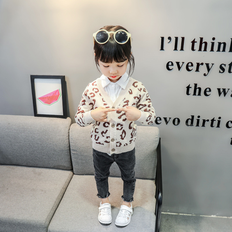 Modern gyerekmellény gombokkal és V-nyakú lányoknak