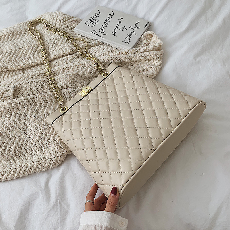 Geanta de dama moderna din piele cu inchidere metalica in patru culori