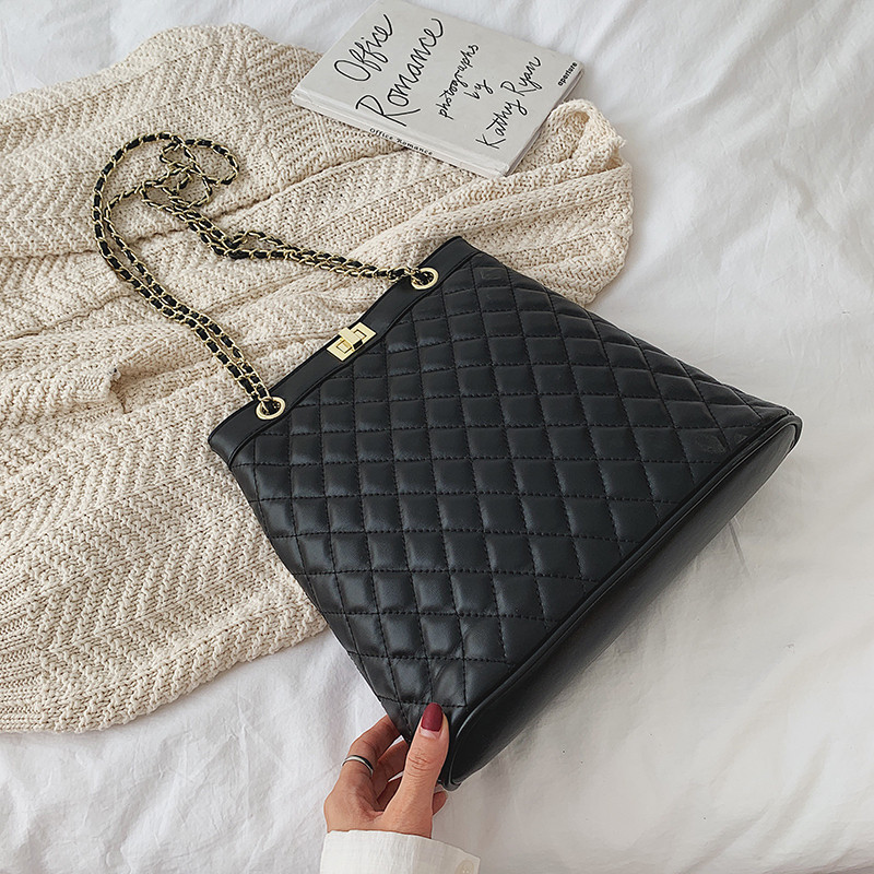 Geanta de dama moderna din piele cu inchidere metalica in patru culori