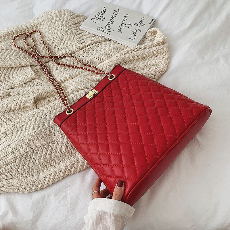 Geanta de dama moderna din piele cu inchidere metalica in patru culori