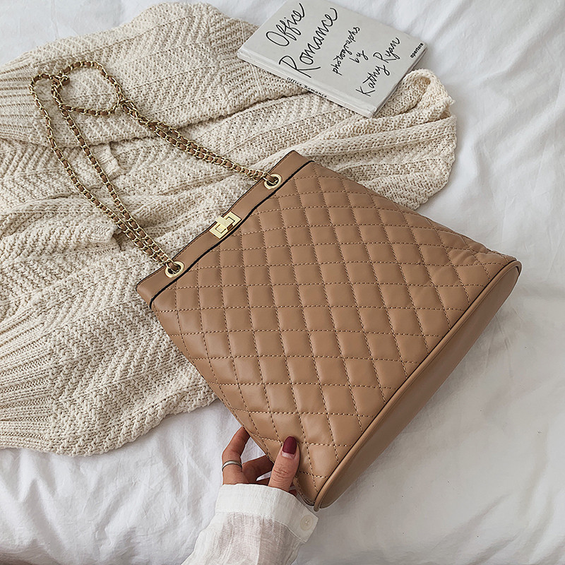 Geanta de dama moderna din piele cu inchidere metalica in patru culori