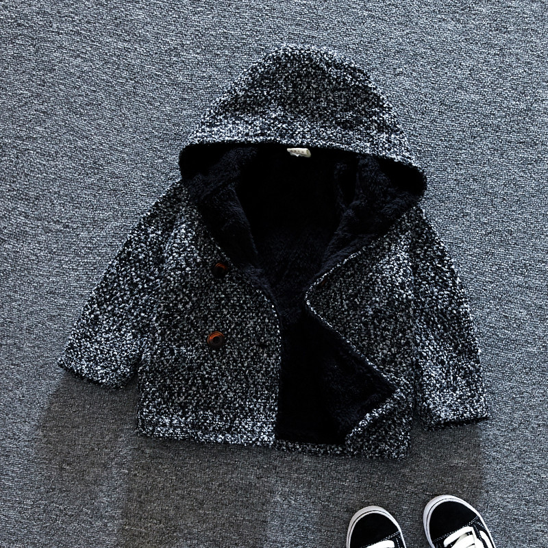 Modern, fekete színű, rátéttel ellátott gyerekkabát fiúknak