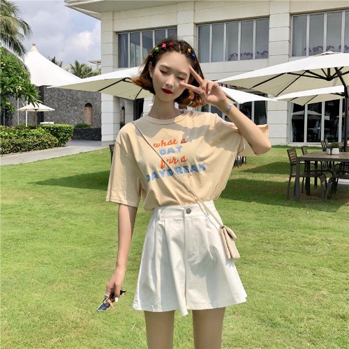 Pantaloni scurti de dama cu talie inalta si nasture in trei culori