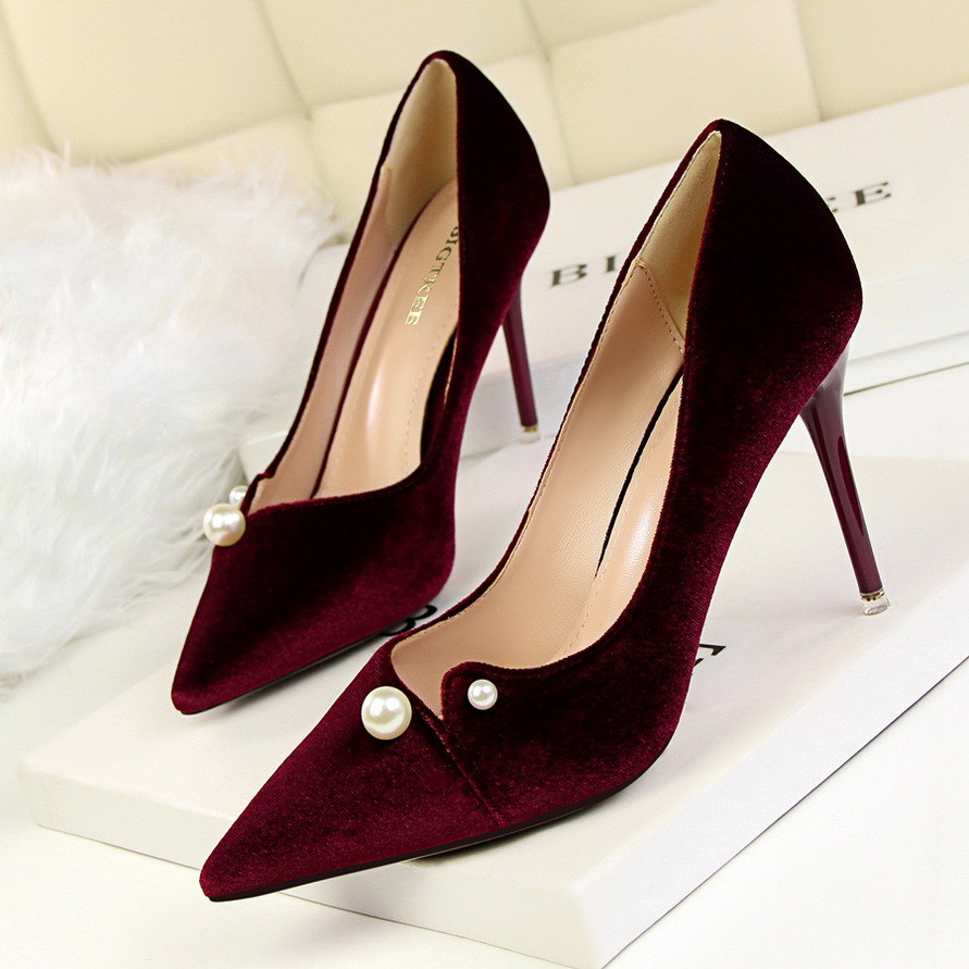 Elegáns női magas sarkú cipő gyöngyökkel több színben