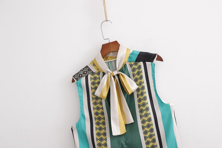 Női felső nyakkendővel és színes mintával