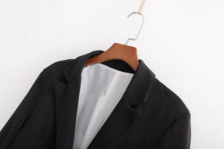 Elegáns női kabát fekete színben, gombokkal és zsebekkel