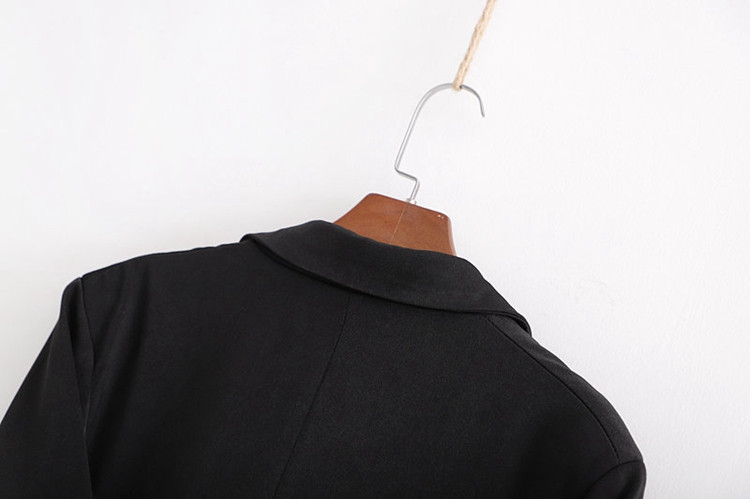 Elegáns női kabát fekete színben, gombokkal és zsebekkel