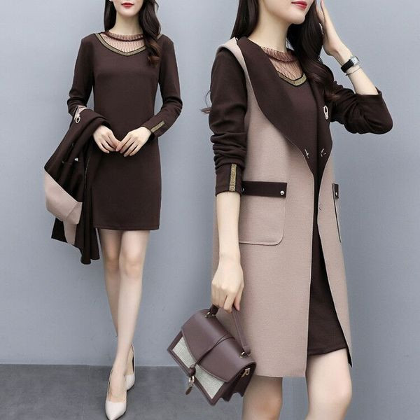 Γυναικείο σετ που περιλαμβάνει  φόρεμα με μακριά μανίκια και  γιλέκο σε καφέ χρώμα