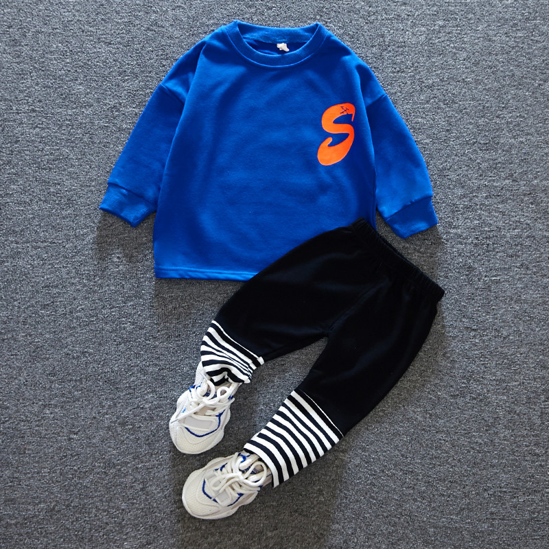 Gyerekkészlet fiúknak kék és fekete színben, rátéttel