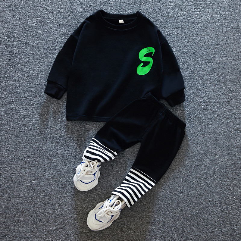 Gyerekkészlet fiúknak kék és fekete színben, rátéttel