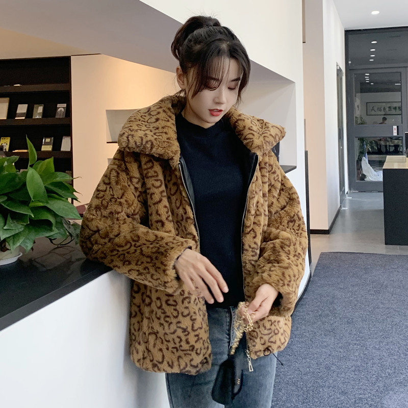 Modern női kabát cipzárral és állatmintával