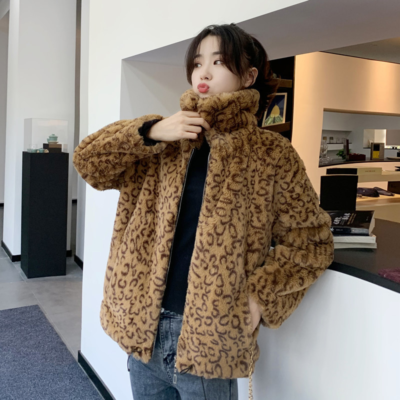 Modern női kabát cipzárral és állatmintával