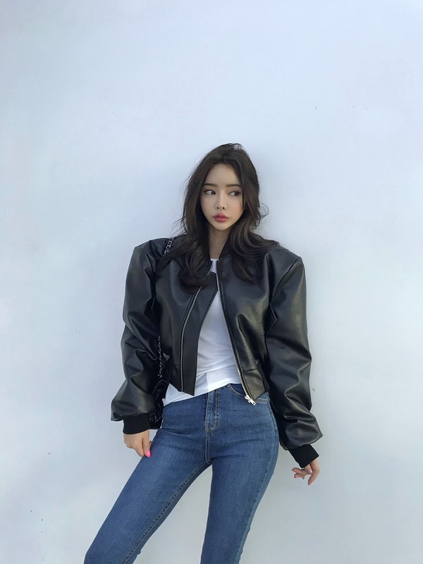 Modern női kabát fekete színben, cipzárral